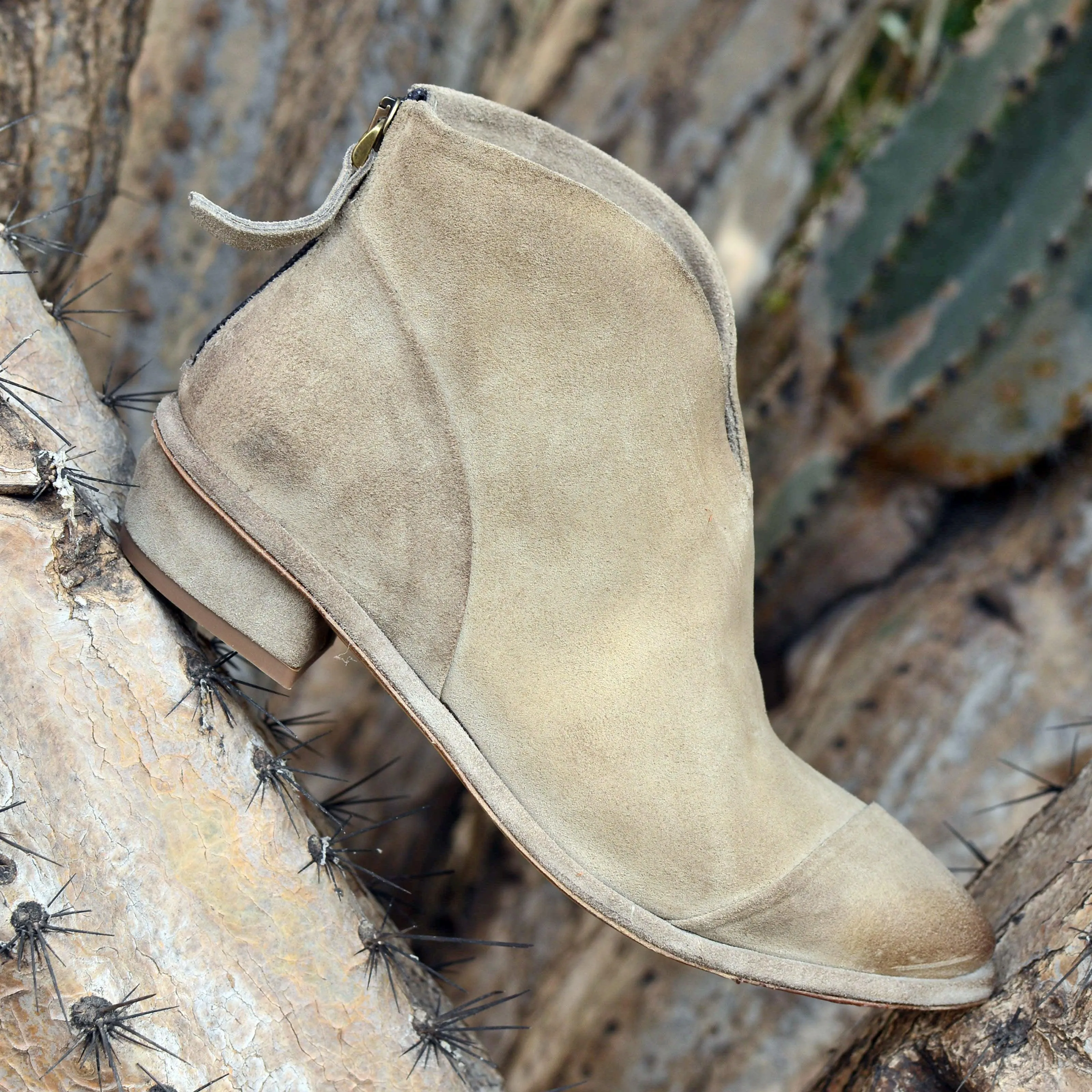DAY 01 - Suede SAND