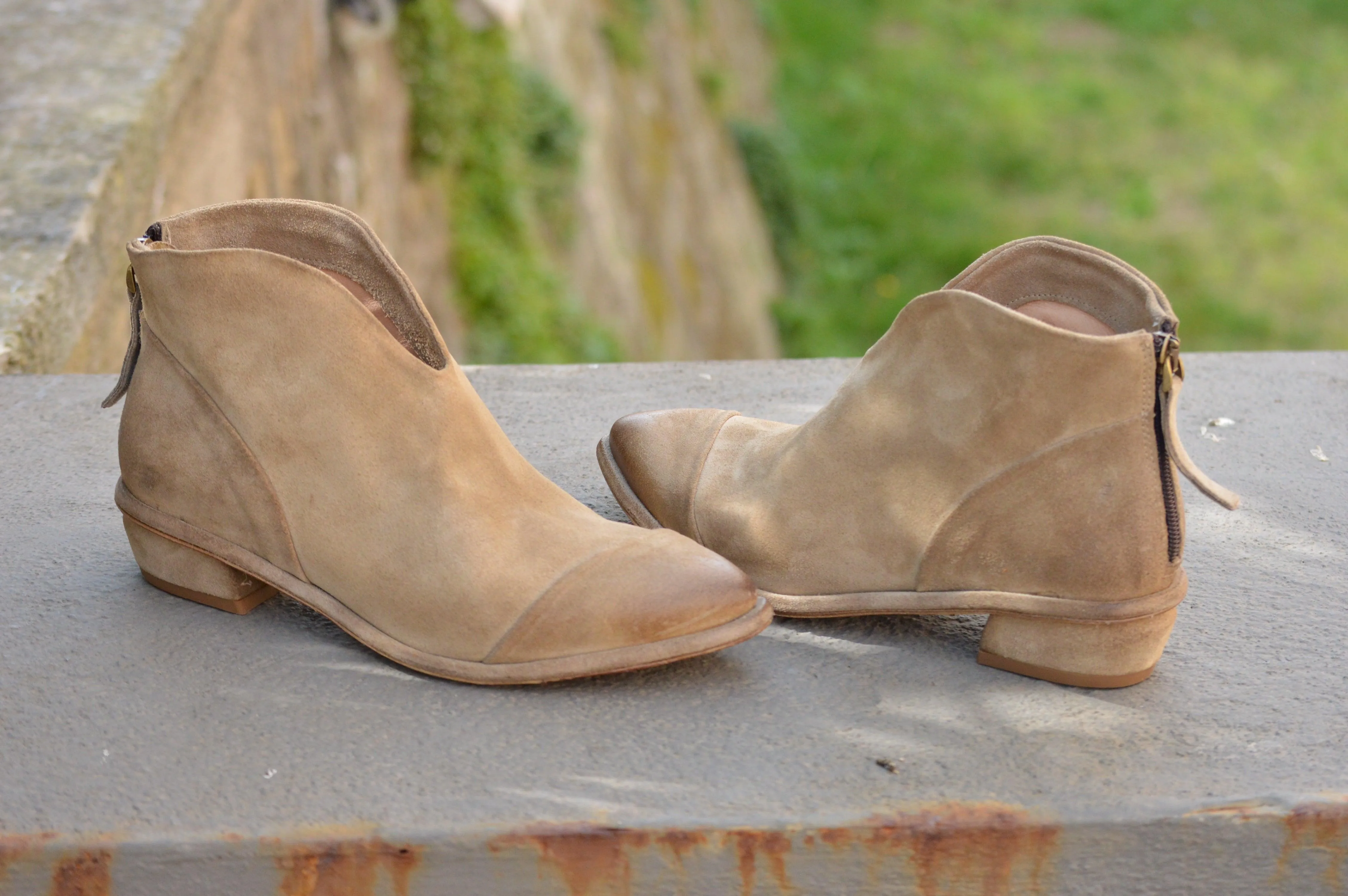DAY 01 - Suede SAND