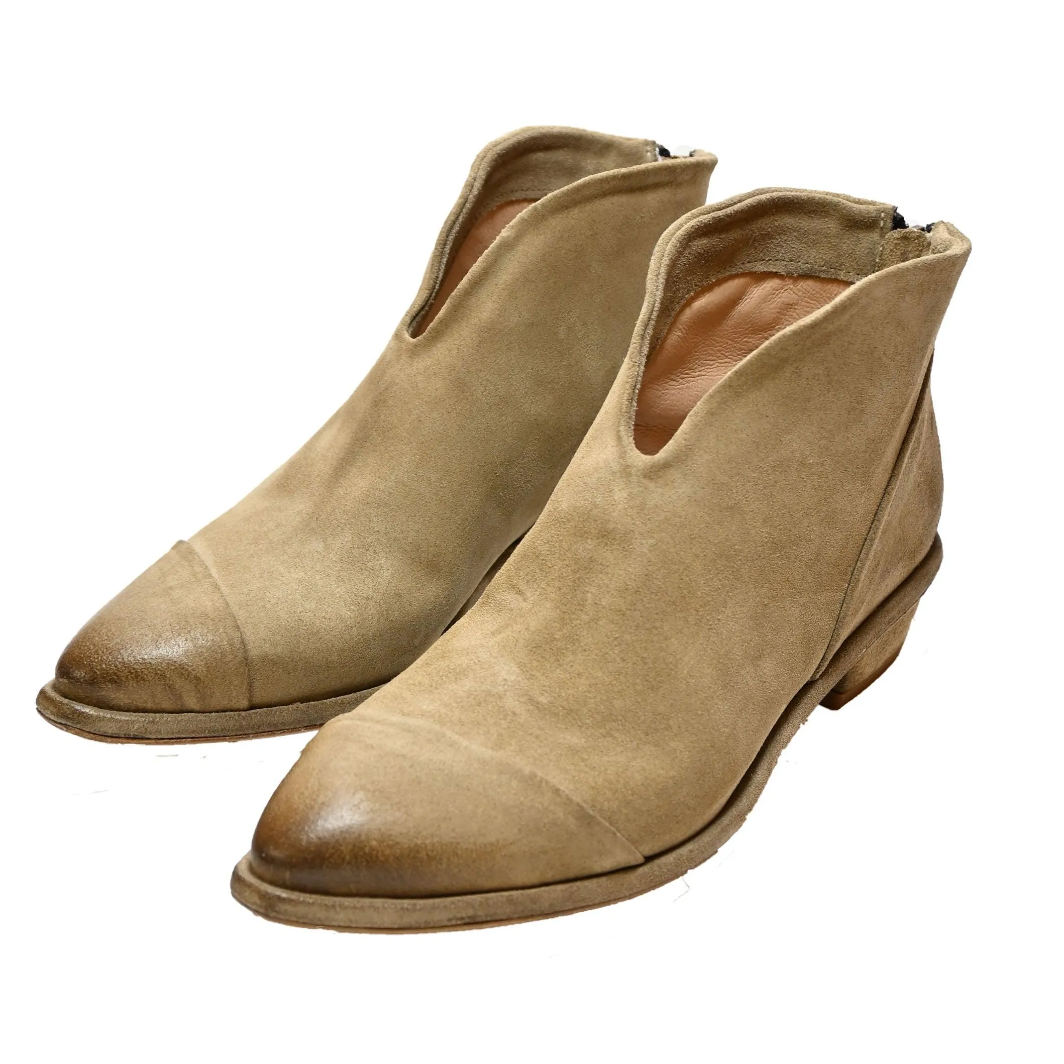 DAY 01 - Suede SAND