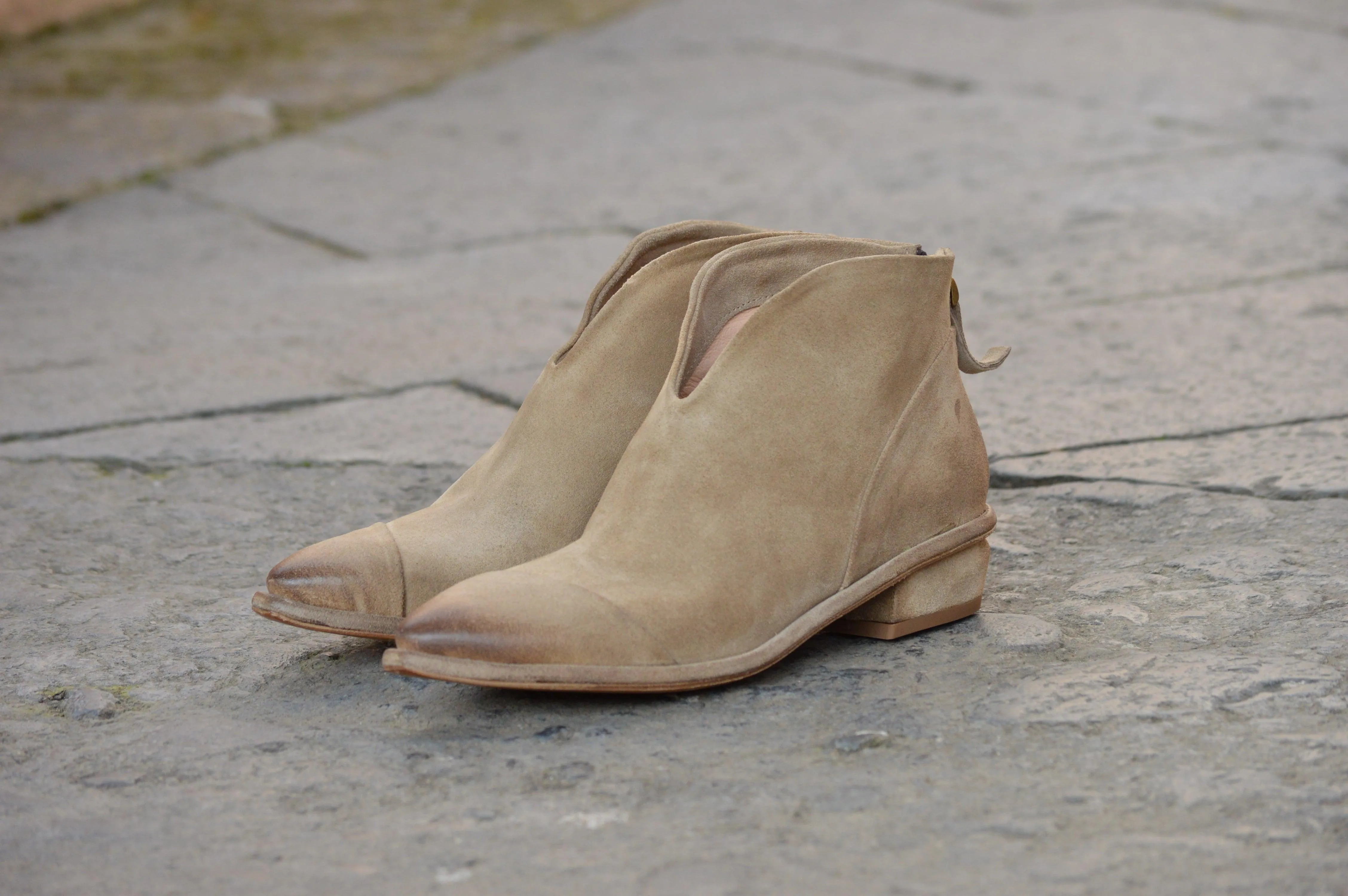 DAY 01 - Suede SAND