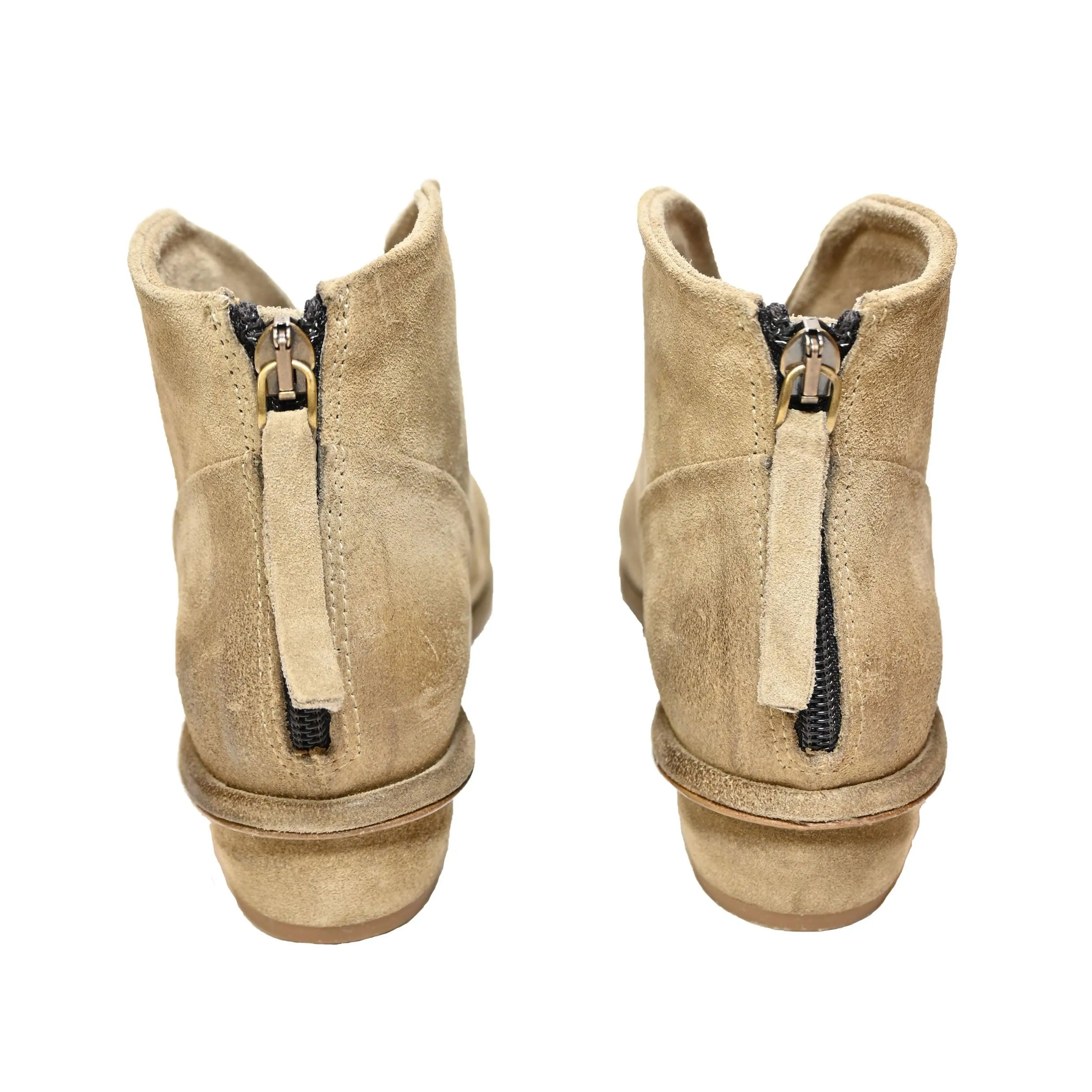DAY 01 - Suede SAND