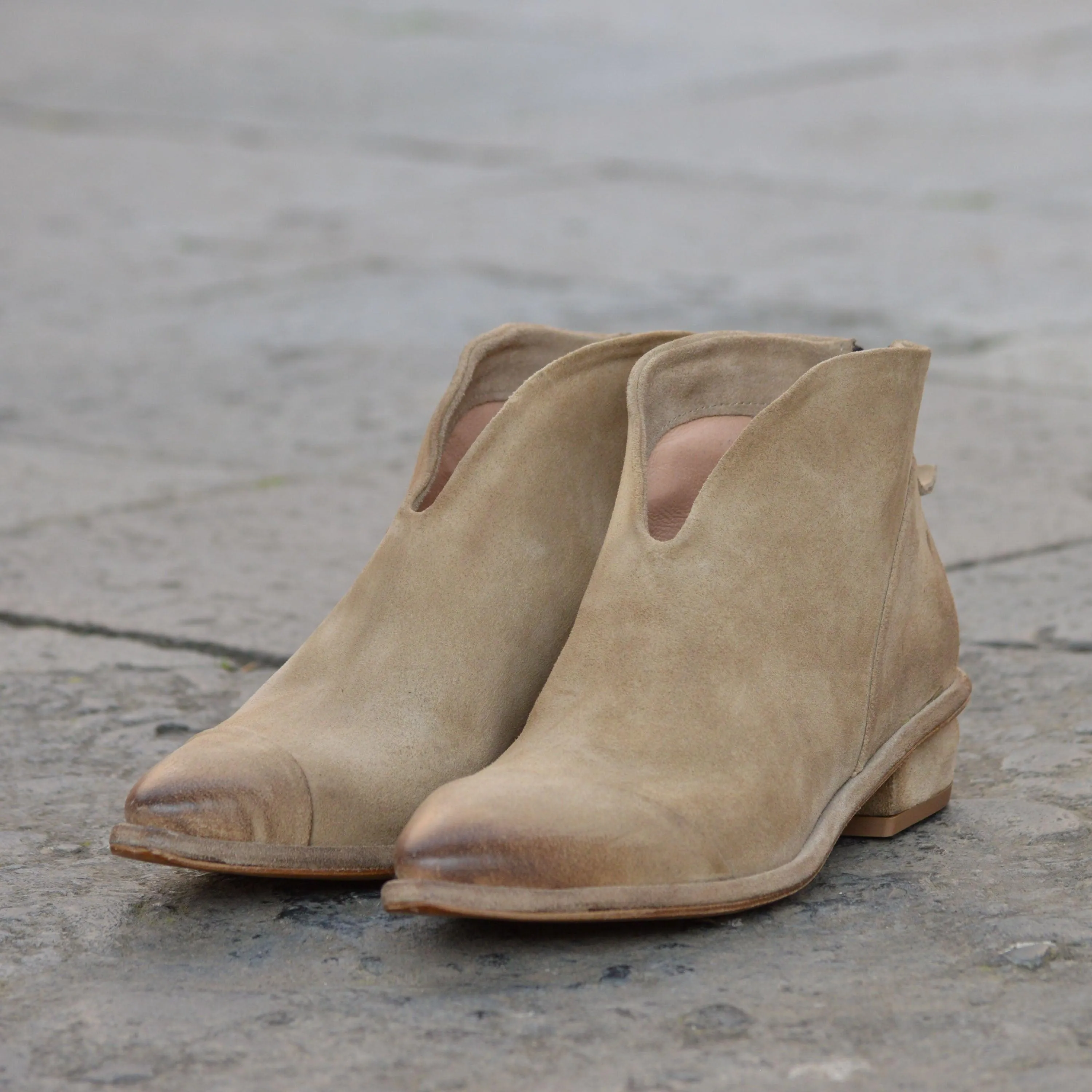 DAY 01 - Suede SAND