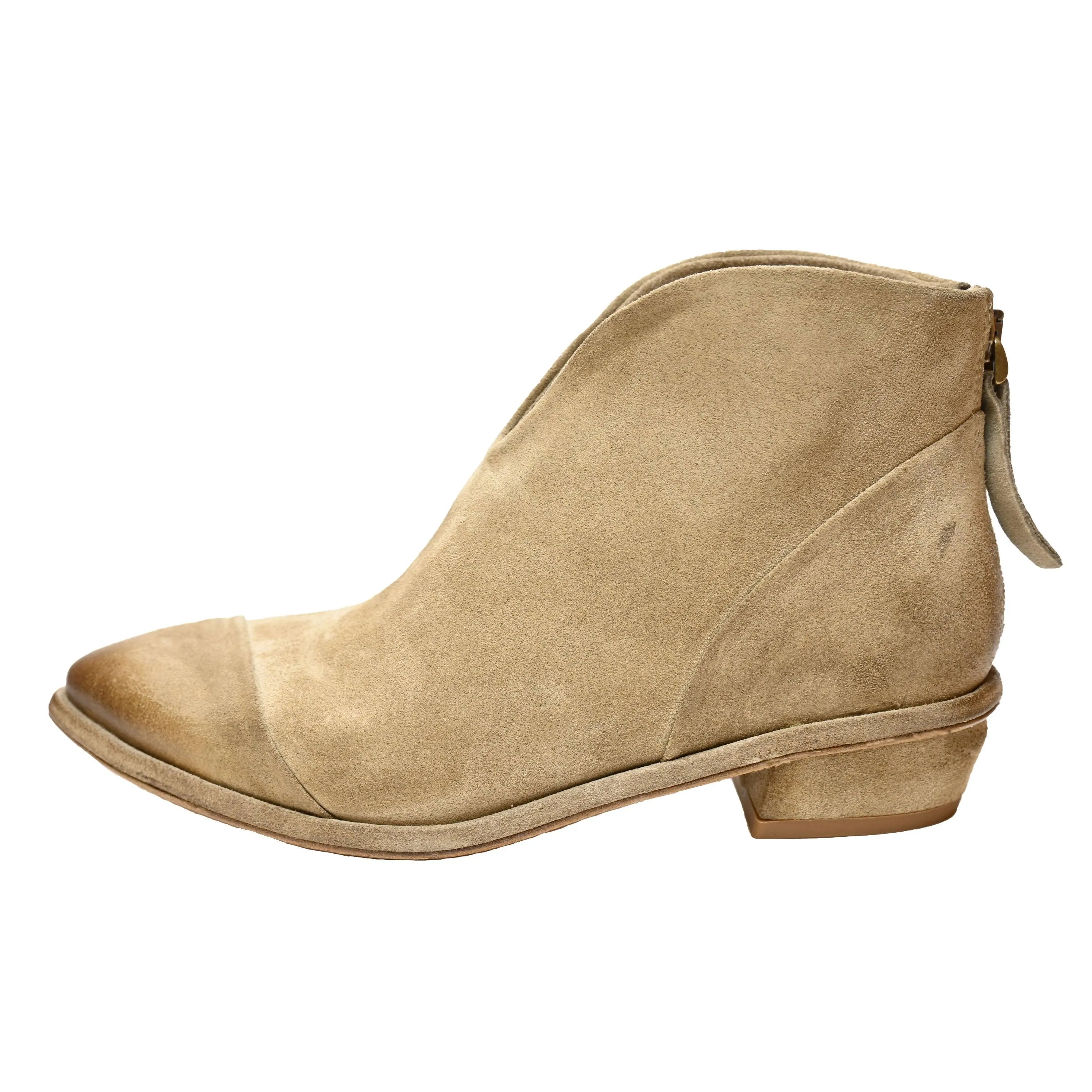 DAY 01 - Suede SAND