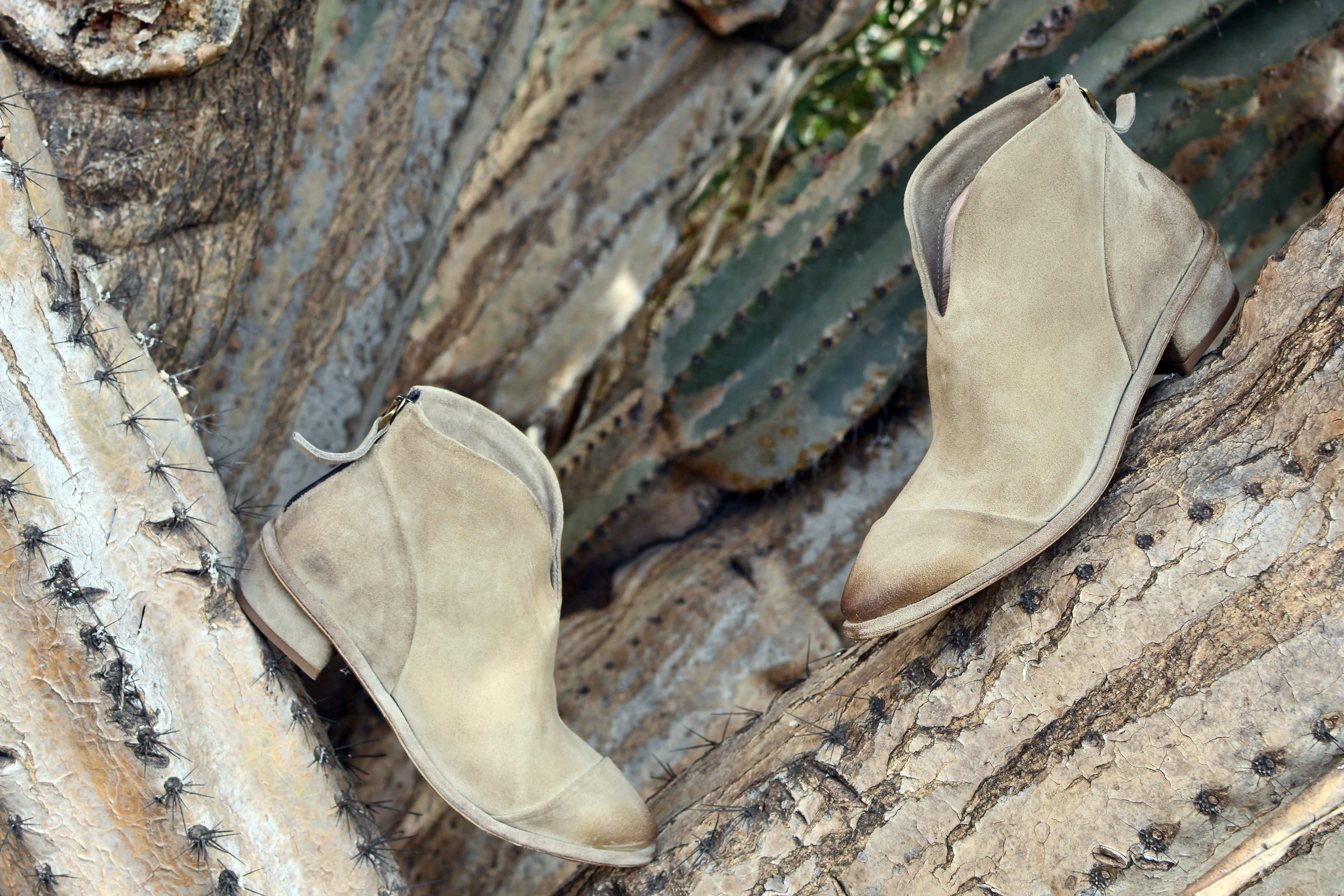 DAY 01 - Suede SAND