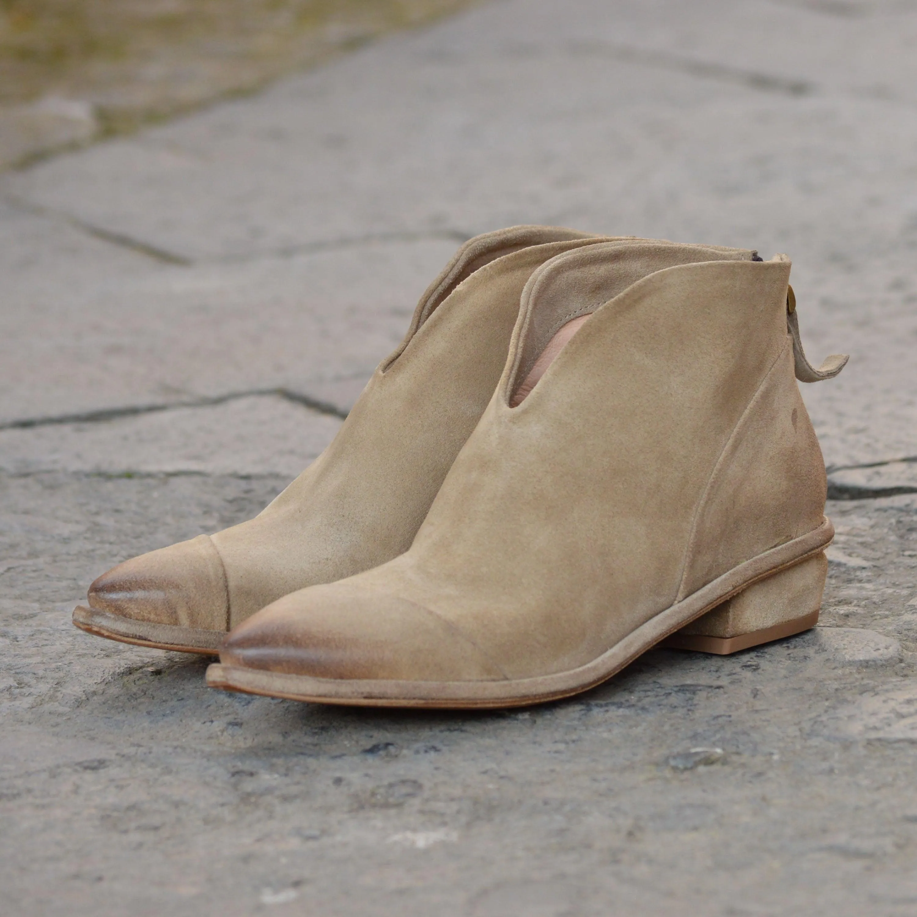 DAY 01 - Suede SAND